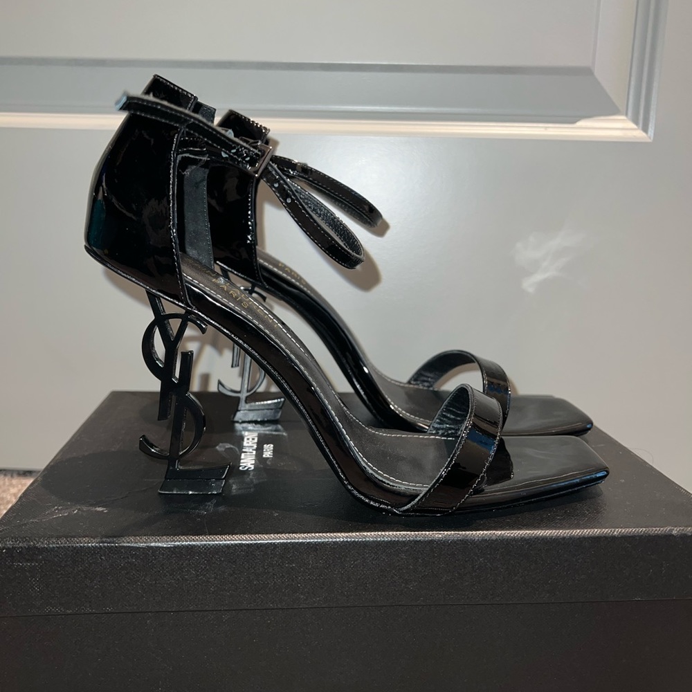 OPYUM SANDALS IN PATENT LEATHER WITH BLACK HEEL